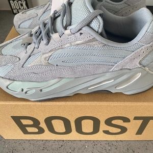 Yeezy Boost 700 V2 /size M:5 - W:7